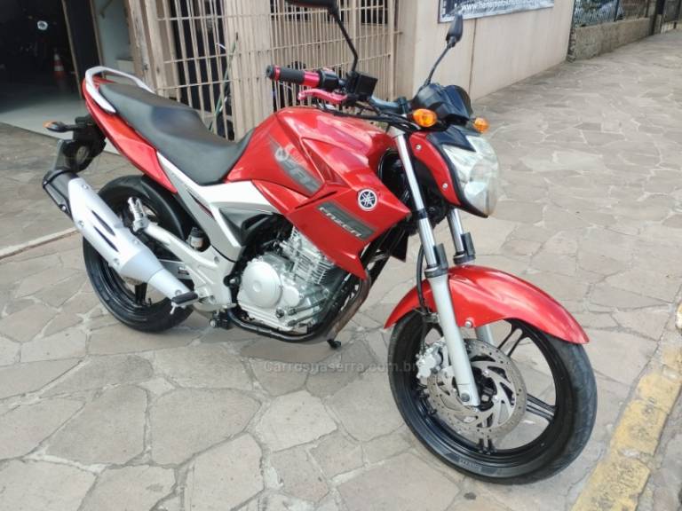 YAMAHA - FAZER - 2010/2011 - Vermelha - R$ 13.999,00