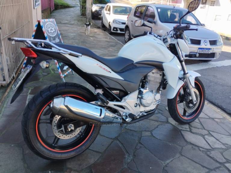 HONDA - CB 300R - 2011/2012 - Branca - R$ 13.500,00