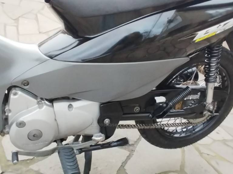 HONDA - BIZ 125 - 2005/2006 - Preta - R$ 7.999,00