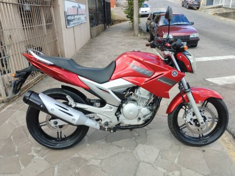 YAMAHA - FAZER - 2010/2011 - Vermelha - R$ 13.999,00