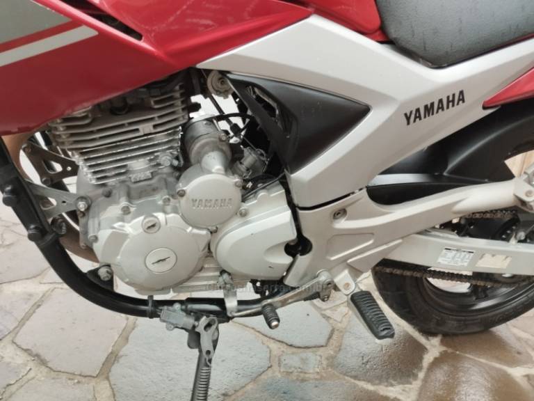 YAMAHA - FAZER - 2013/2014 - Vermelha - R$ 14.999,00