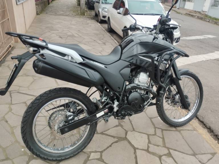 YAMAHA - XTZ 250 - 2020/2021 - Preta - R$ 21.999,00