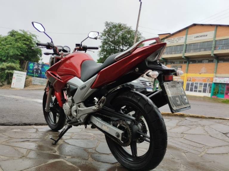 YAMAHA - FAZER - 2013/2014 - Vermelha - R$ 14.999,00