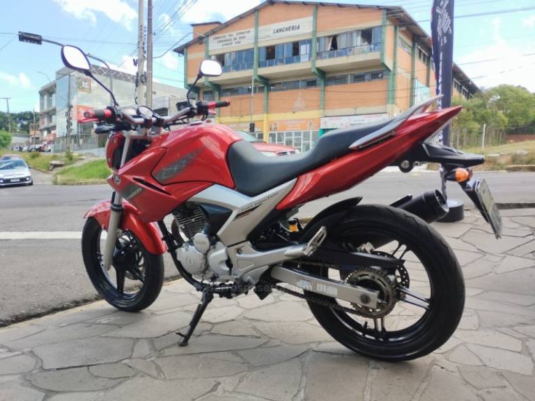 YAMAHA - FAZER - 2010/2011 - Vermelha - R$ 13.999,00