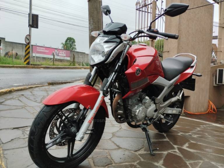 YAMAHA - FAZER - 2013/2014 - Vermelha - R$ 14.999,00