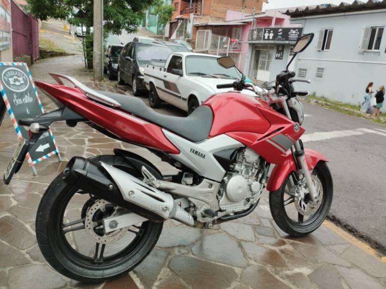 YAMAHA - FAZER - 2013/2014 - Vermelha - R$ 14.999,00