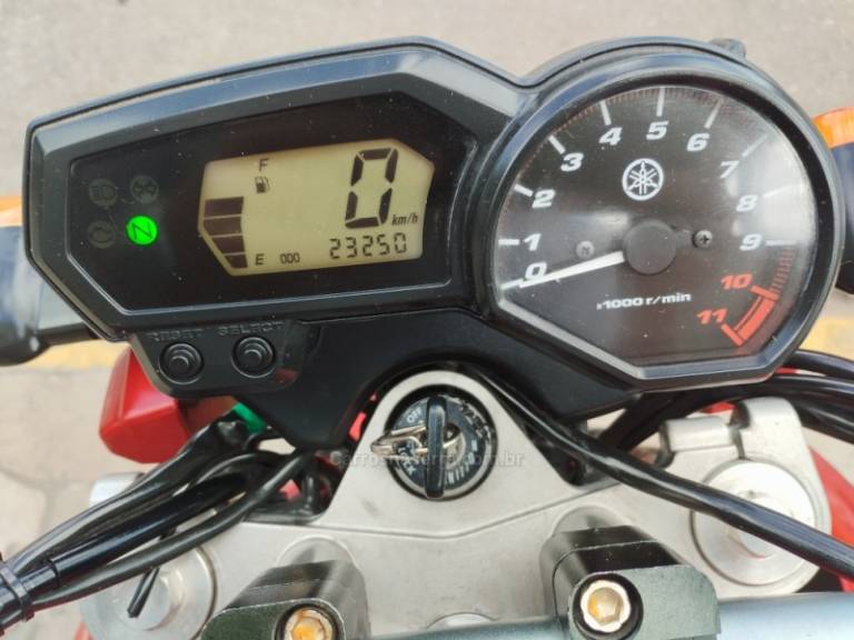 YAMAHA - FAZER - 2010/2011 - Vermelha - R$ 13.999,00